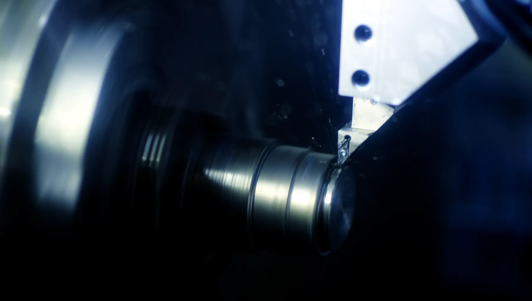 CNC-svarv bearbetar hydraulcylinder med rotationsströmmar i Lalmeks produktionsanläggning
