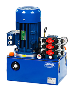 Blått H20 hydraulaggregat från Lalmek med elmotor, hydraultank och styrventilenhet med röda proportionalventiler