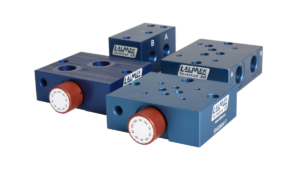 Blå hydrauliska ventilblock från Lalmek med tryckregleringsventiler och anslutningsportar märkta A och B