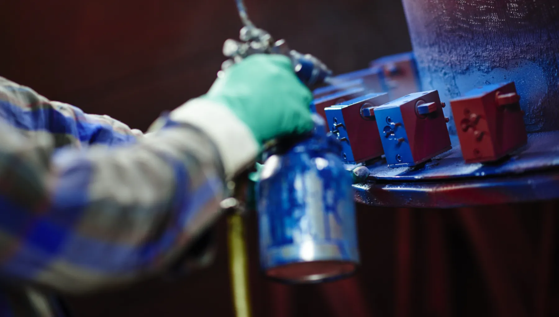 Hydraulcylinder med blå kolv under bearbetning i svarvmaskin, metallspån syns under precisionstillverkning