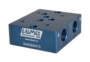 Blå hydraulisk basplatta med anslutningar märkt Lalmek Verkstad AB, artikelnummer 5040000410