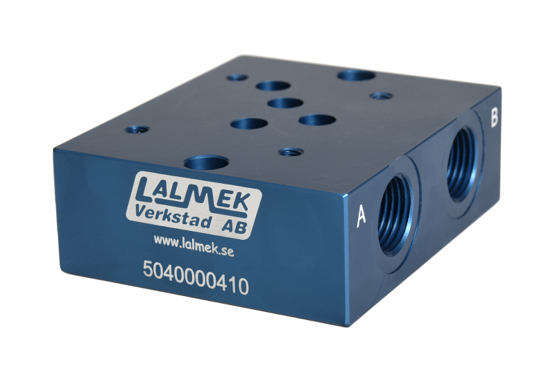 Blå hydraulisk basplatta med anslutningar märkt Lalmek Verkstad AB, artikelnummer 5040000410