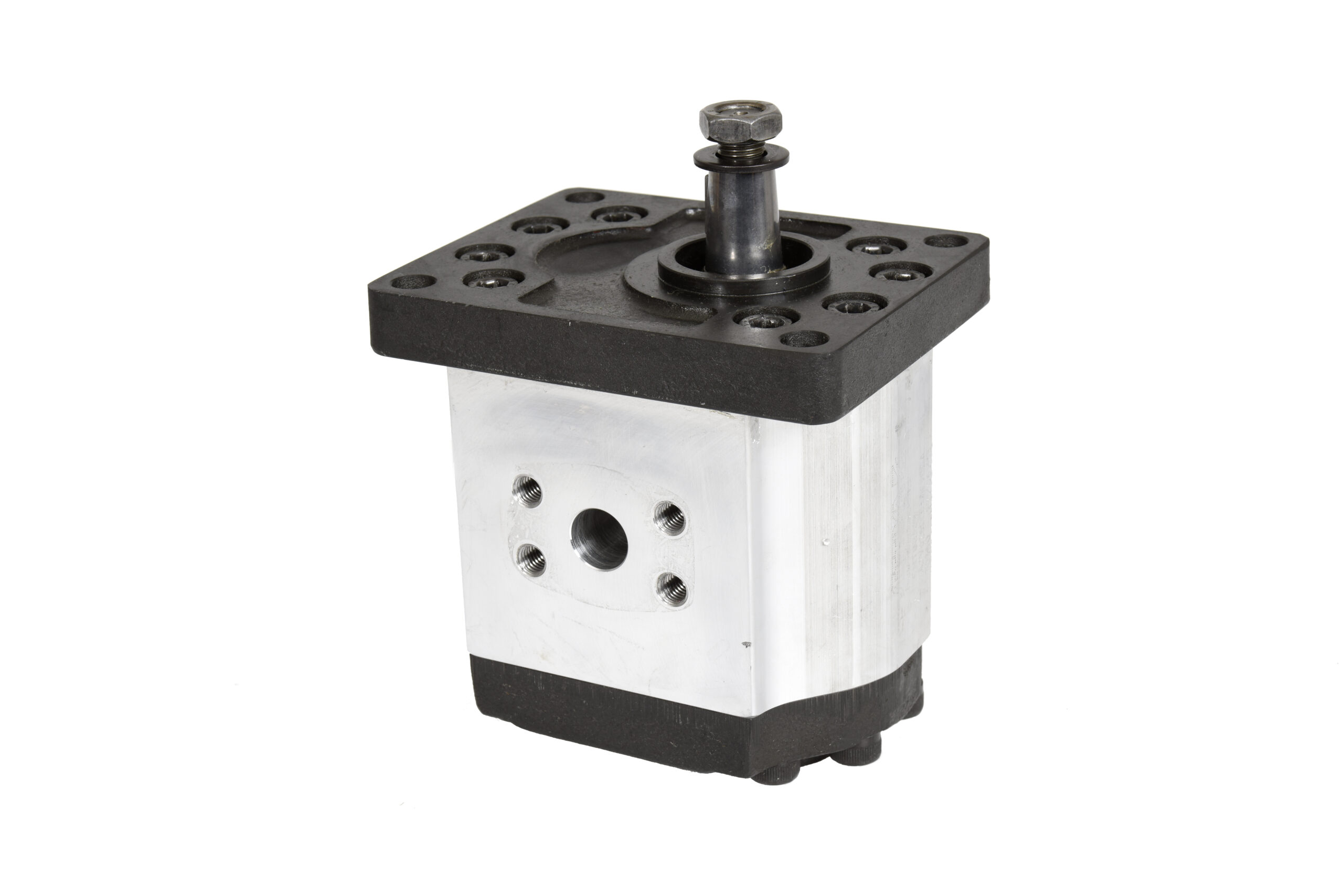 Hydraulpump med svart toppfläns och aluminiumpump med hydraulanslutningar och centralt monterat drivaxelfäste