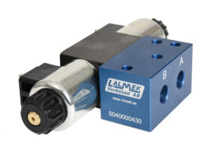 Blå hydraulisk riktningsventil från Lalmek med elektrisk styrning och flera anslutningsportar märkt A och B