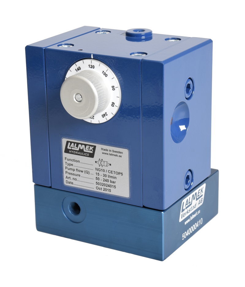 Blå hydraulisk tryckreguleringsventil med vridratt märkt 0-240 bar, tillverkad av Lalmek Hydraulics