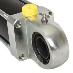 Hydraulcylinder i rostfritt stål med gul tätning och smörjnippel, detaljbild av cylindertopp
