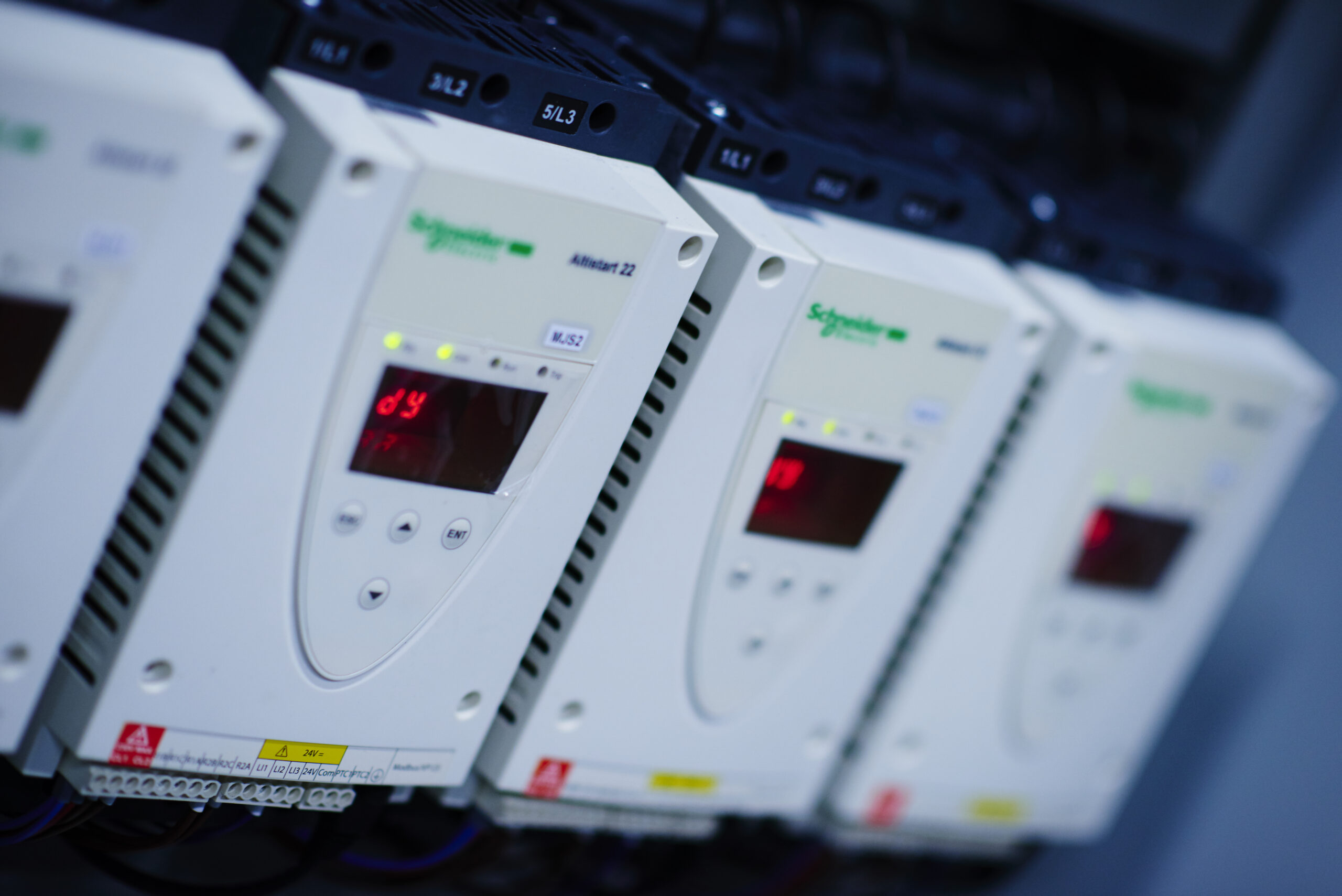 Schneider Electric frekvensomriktare ATV31 med digital display för motorstyrning i industriell miljö
