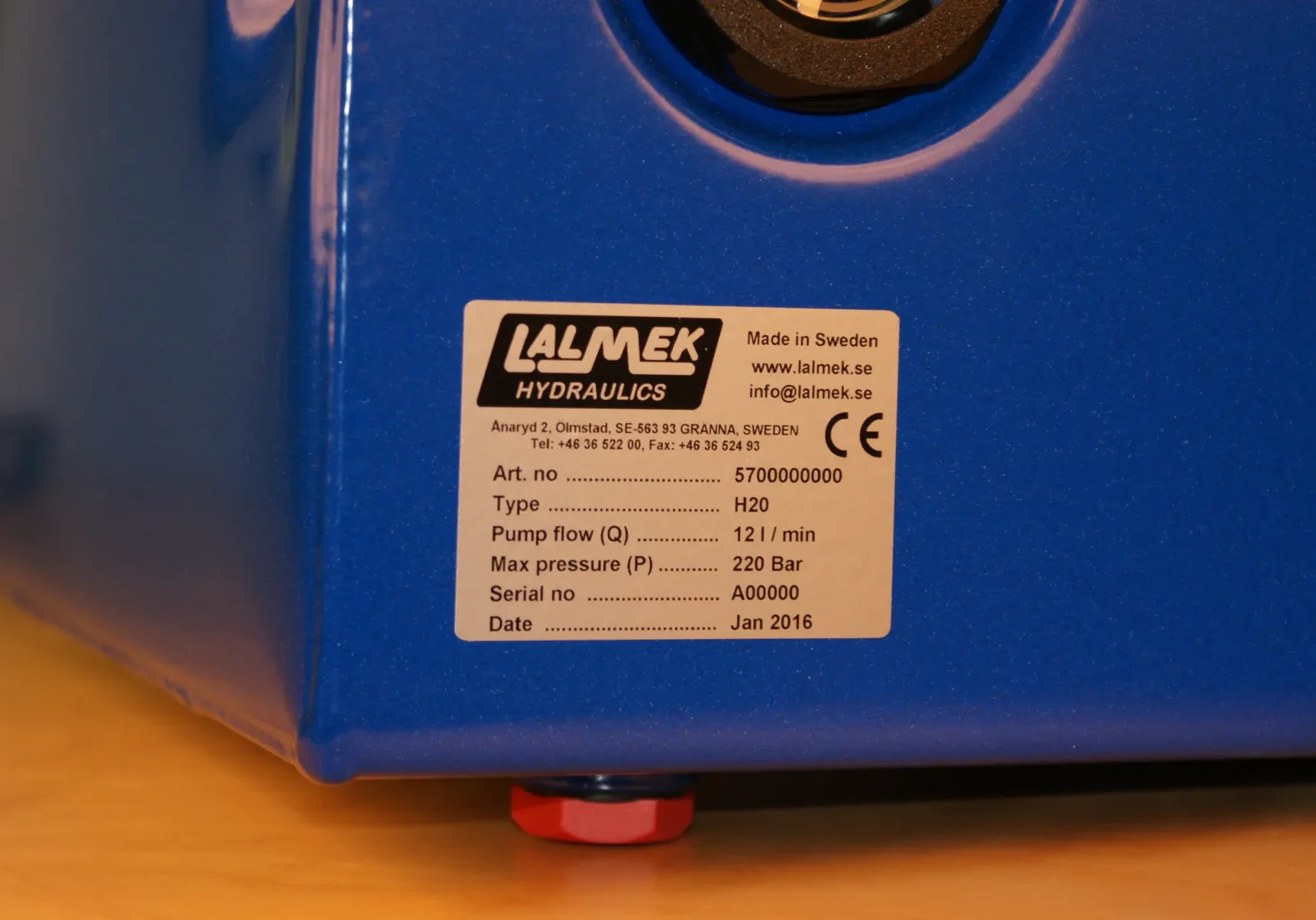 Typskylten på Lalmek hydraulaggregat typ H20 med tekniska specifikationer som visar pumputflöde 12 l/min och max tryck 2...
