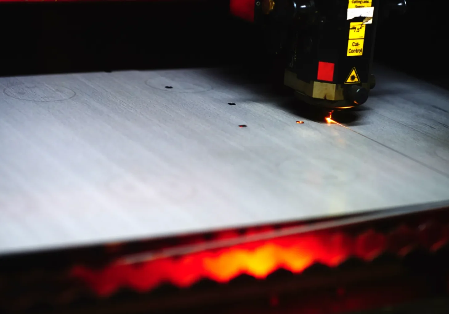 Laserskärningsmaskin i drift som skär metallplåt med präcisionslaser i Lalmeks produktionsanläggning
