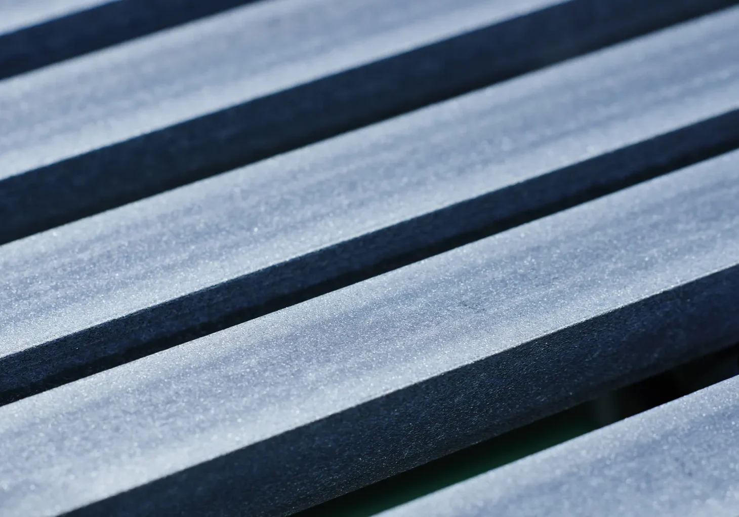 Parallella stålbalkar med jämna mellanrum visar precision i metallbearbetning och tillverkning