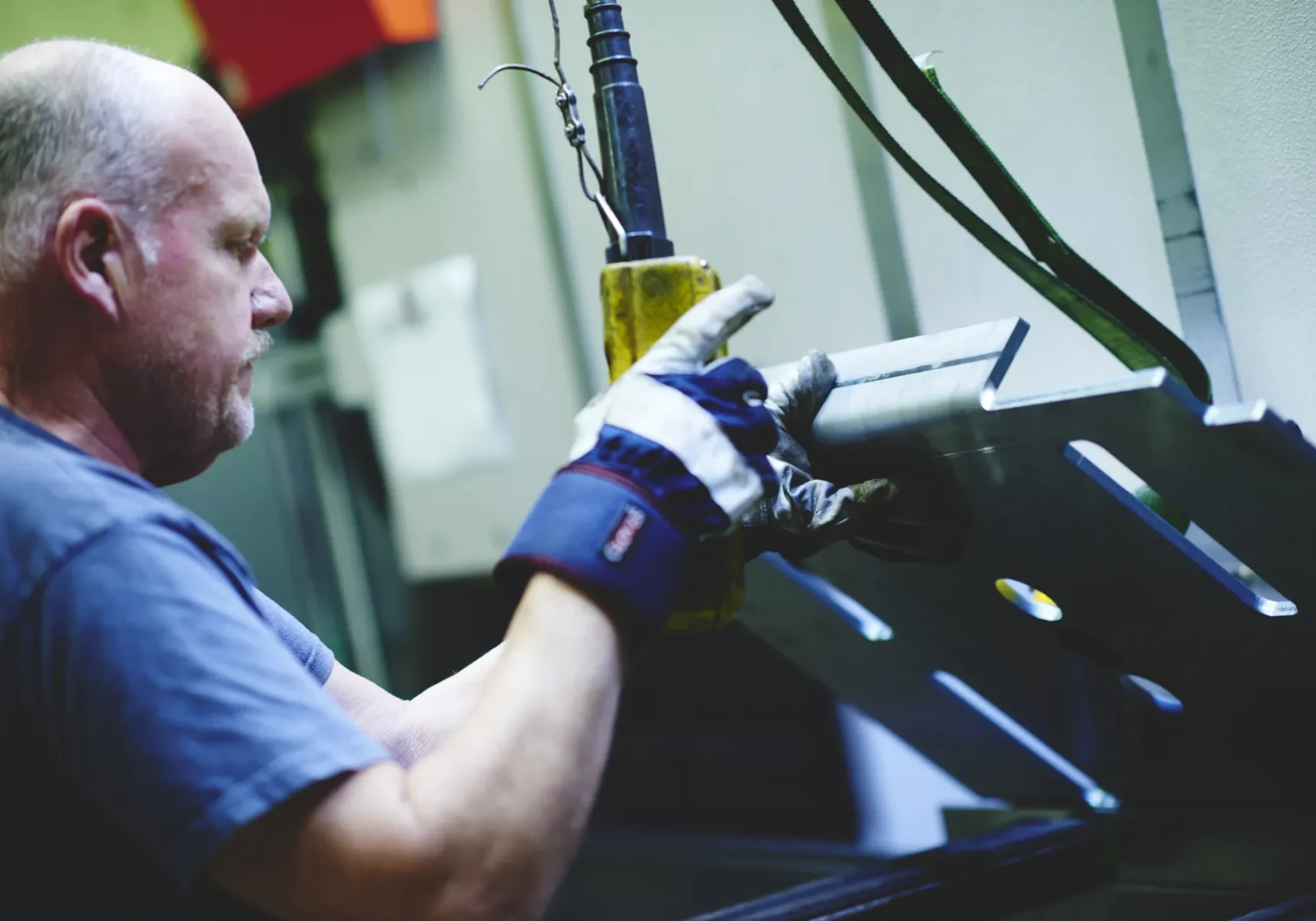 Svetsare bearbetar hydraulcylinder med precisionssvetsning i Lalmeks produktionsanläggning i Ölmstad
