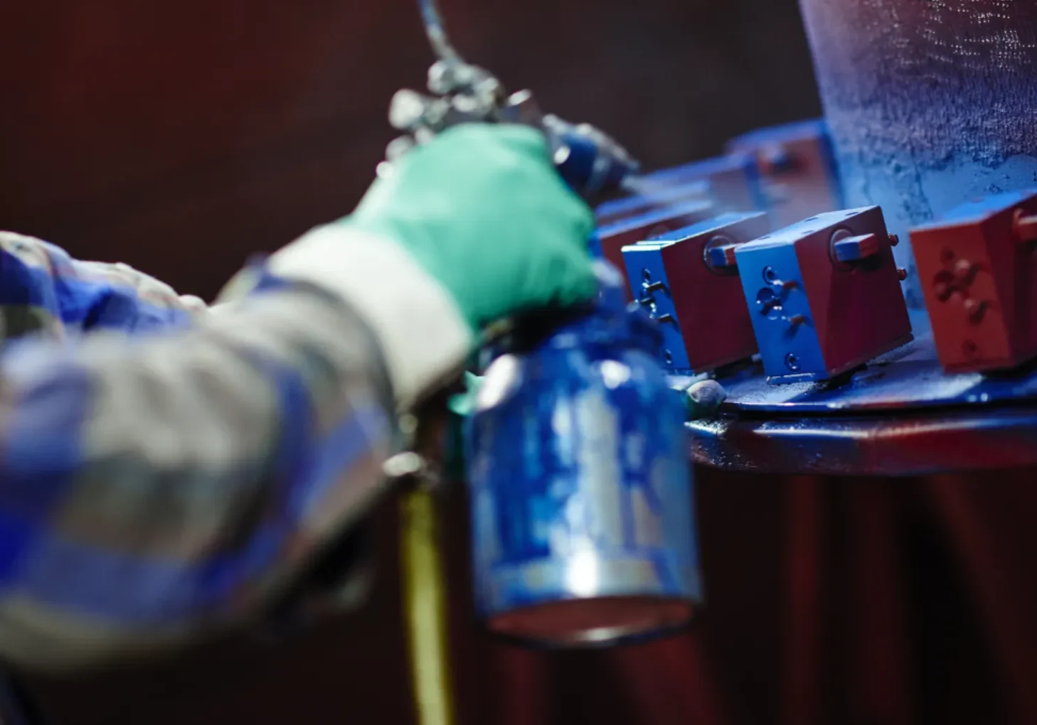 Hydraulcylinder med blå kolv under bearbetning i svarvmaskin, metallspån syns under precisionstillverkning